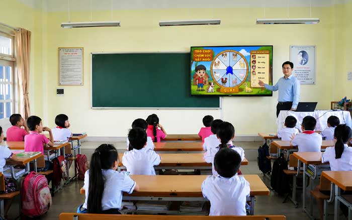 Khởi động bằng trò chơi Chăm sóc vật muôi trong bài giảng Hh Ll